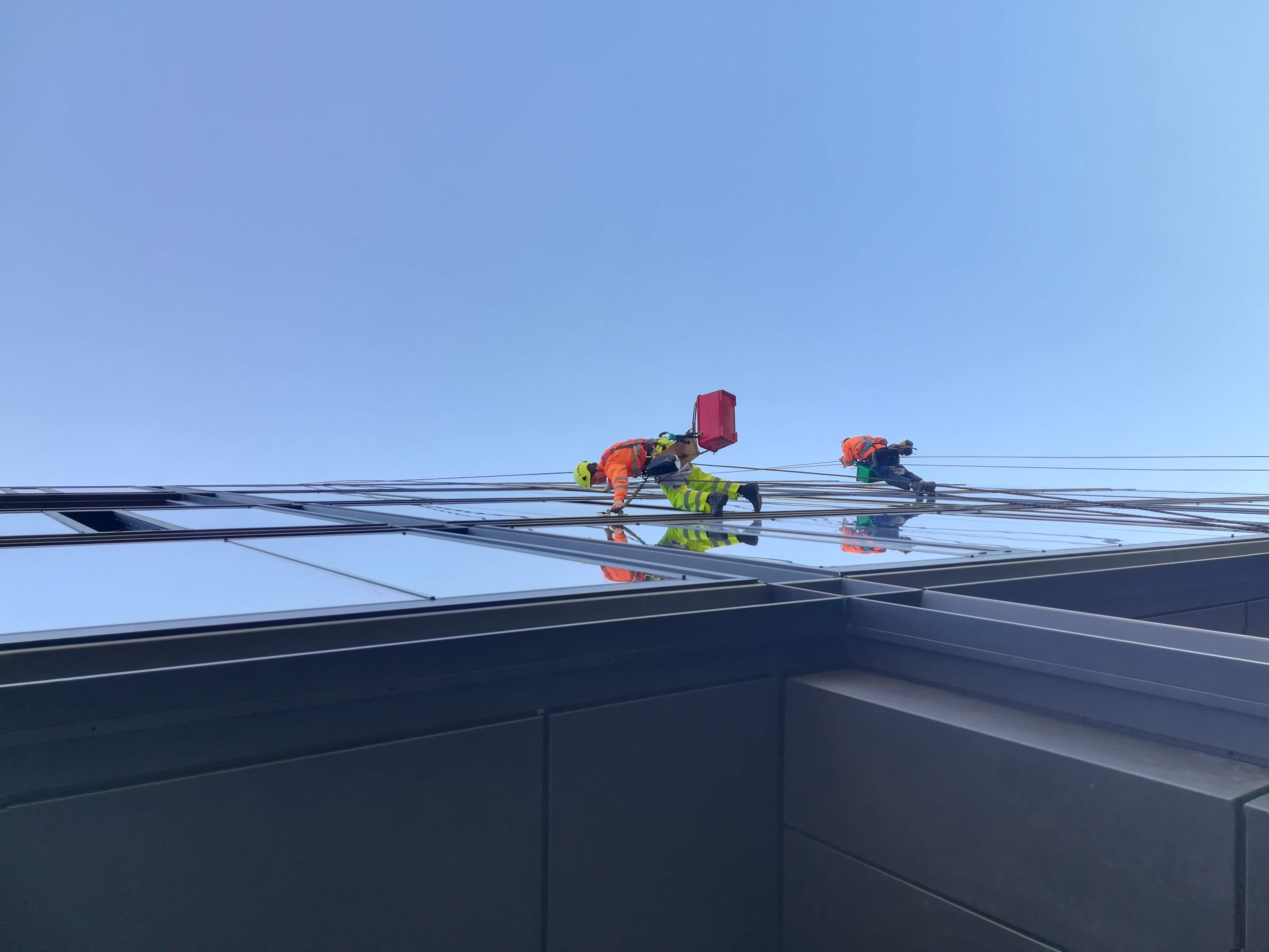 Огляд сучасного обладнання для промислового альпінізму.