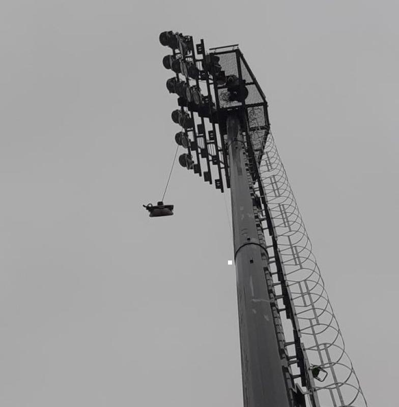 Монтаж ламп освещение стадиона