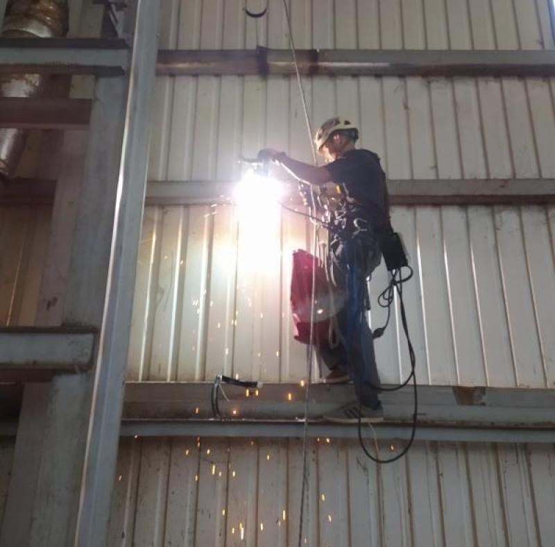 Монтаж внутренней водосточной системы в складе