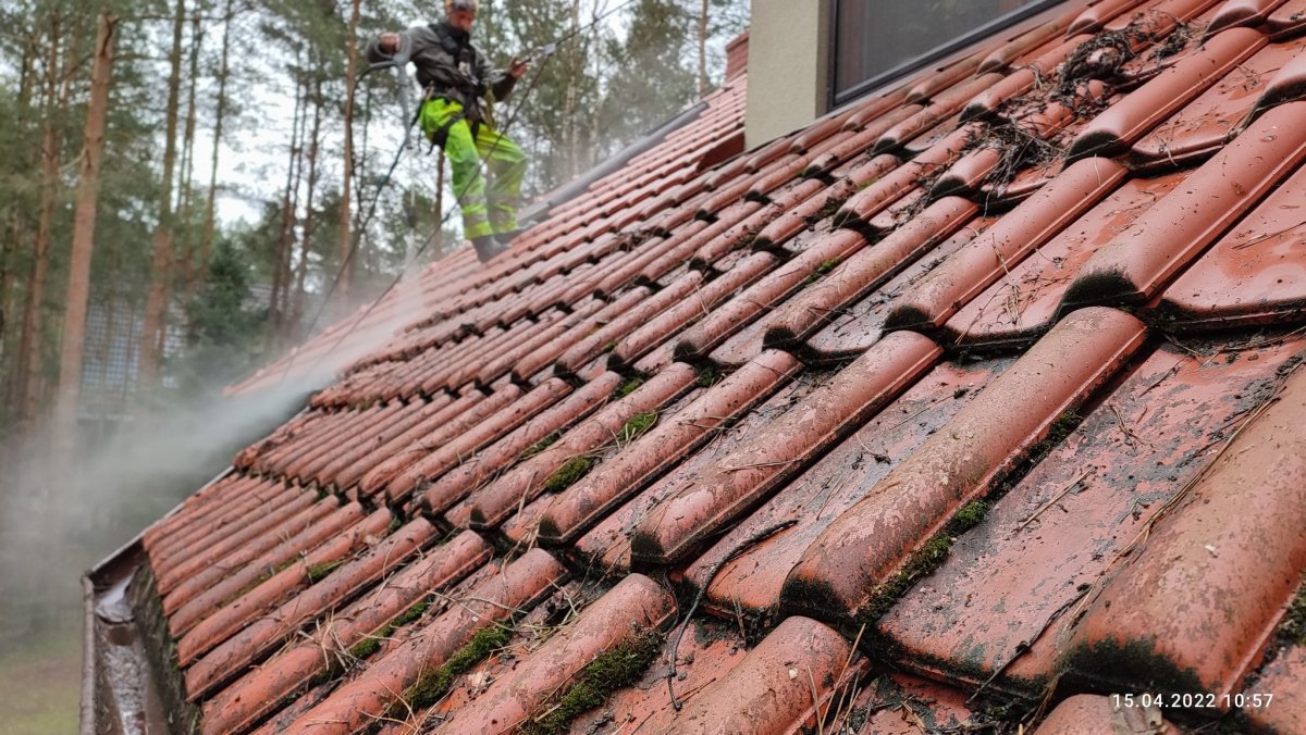 Очищення покрівлі житлового комплексу